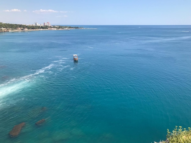 Un bateau de pêche navigue le long d'une rivière ou d'une mer calme Vue de dessus