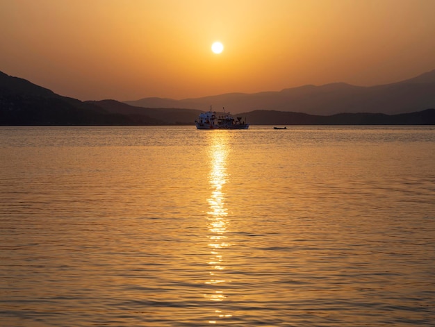 Bateau de pêche et pêche au coucher du soleil dans la mer Egée près de l'île d'Evia en Grèce