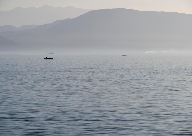 Bateau de pêche et pêche au coucher du soleil dans la mer Égée en Grèce