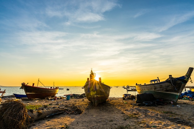 Bateau de pêche sur la plage au coucher du soleil à Bang Phra Beach, Sriracha Chon Buri, Thaïlande