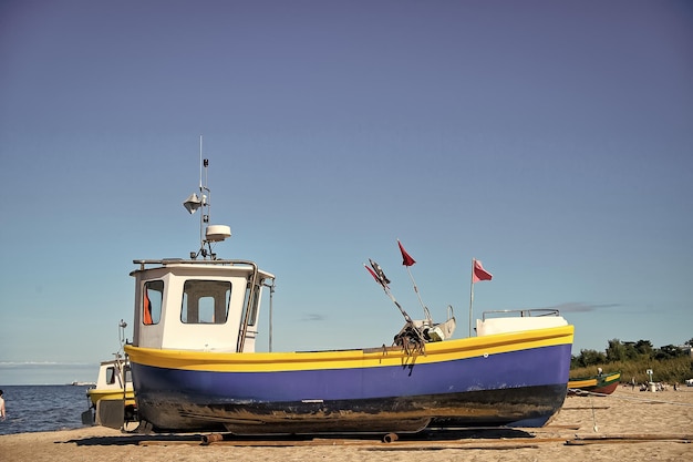 Bateau de pêche à la plage de la Baltique