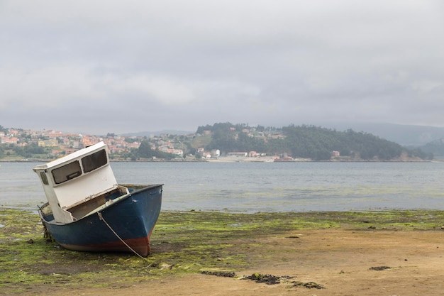 Bateau de pêche sur la plage de Combarro Pontevedra Galice Espagne