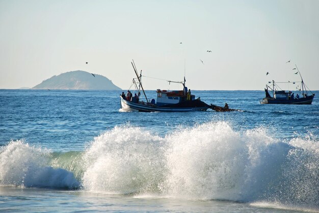 Bateau de pêche sur la plage de Copacabana Rio de Janeiro