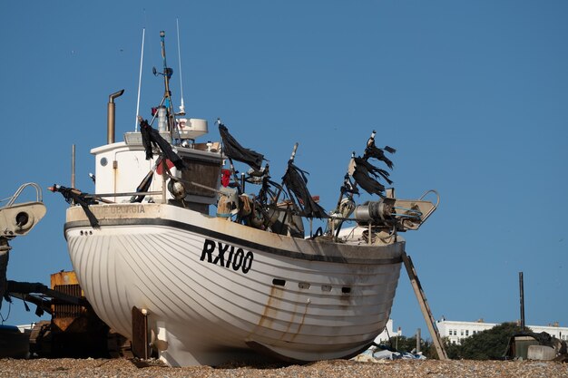 Photo bateau de pêche sur la plage de hastings