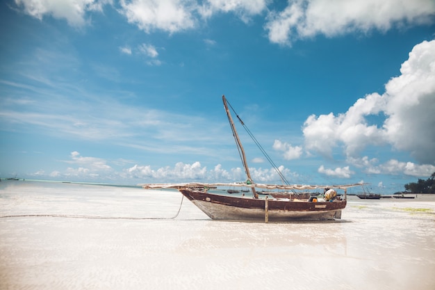 Bateau de pêche sur la plage de l'île tropicale