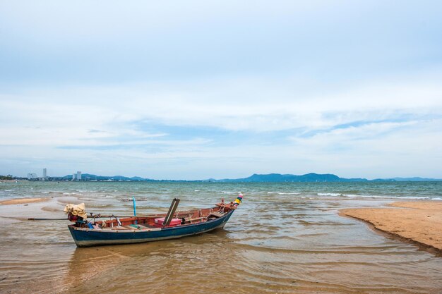 Bateau de pêche sur la plage Plage de Pattaya Chonburi