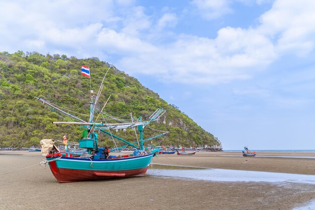 Bateau de pêche sur la plage près du village de pêcheurs de la montagne Khao Kalok près de Hua Hin Thaïlande