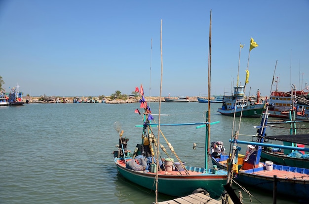 Bateau de pêche pour pêcher la nuit dans un village de pêcheurs