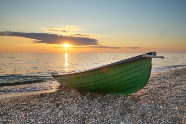 Photo un bateau de pêche sur le rivage