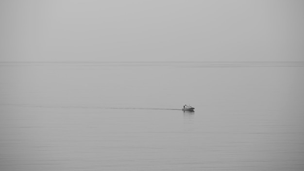 Un bateau de pêche solitaire au milieu de la mer
