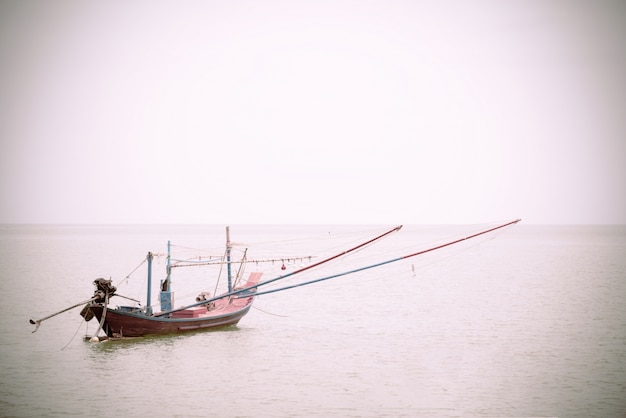 Bateau de pêche solitaire dans la mer