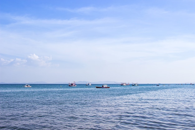 Photo bateau de pêche thaï traditionnel flottant dans la mer.