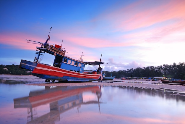 Bateau de pêche thaïlandais utilisé pour trouver du poisson dans la mer.