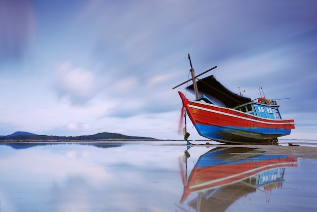 Photo bateau de pêche thaïlandais utilisé pour trouver du poisson dans la mer.