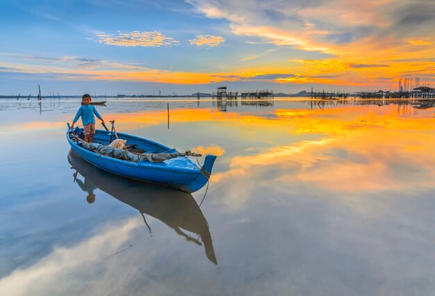 Bateau de pêche traditionnel dans un village de pêcheurs au coucher du soleil sur l'île de Batam