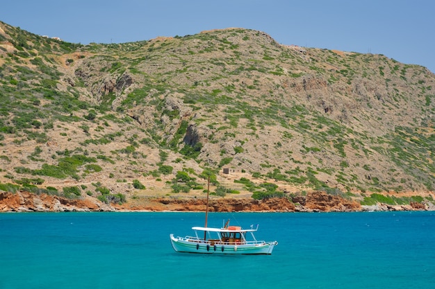 Bateau de pêche traditionnel grec en mer Crète Grèce