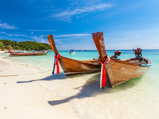 Bateau de pêcheur magnifique avec plage de sable blanc tropicale et mer de Thaïlande.