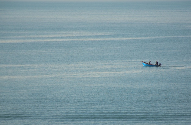 Un bateau avec des pêcheurs dans la mer bleue sans fin Black SeaRussia