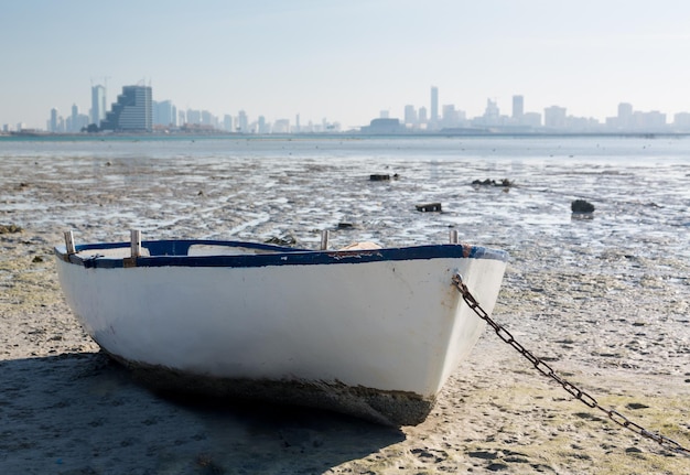 Bateau de pêcheurs sur le front de mer à Bahreïn