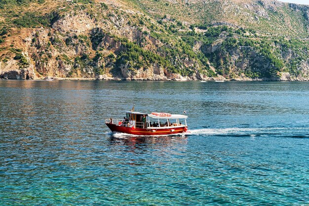 Bateau avec des personnes à l'île de Lokrum de la mer Adriatique à Dubrovnik, Croatie