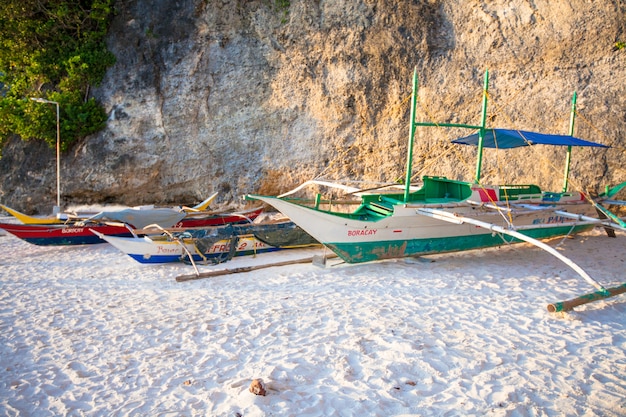 Bateau philippin sur une plage de sable blanc à Boracay, aux Philippines