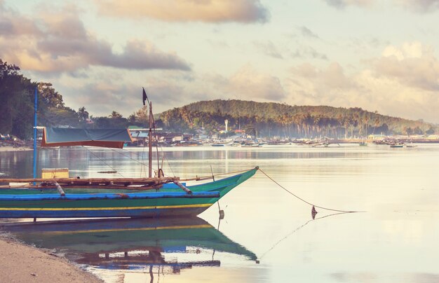 Bateau philippin traditionnel dans la mer, île de Palawan, Philippines