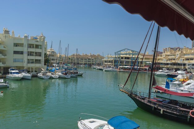 bateau pirate amarré à Marbella, ville d'Espagne l'été