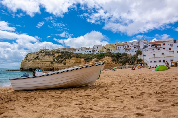 Bateau sur la plage de Carvoeiro village aux maisons colorées de la région de l'Algarve Portugal