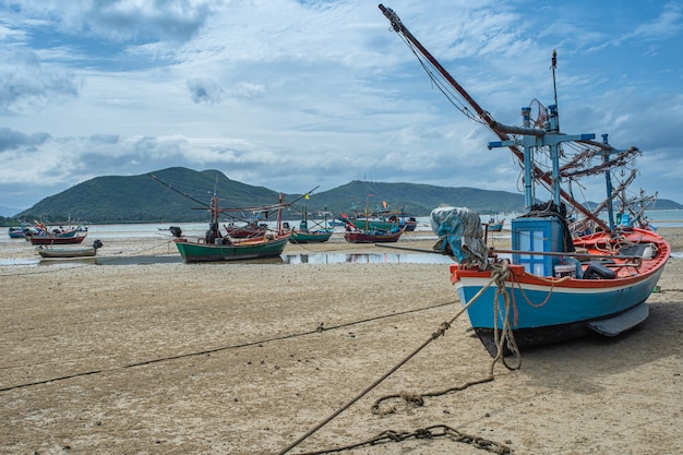 bateau sur la plage et le ciel bleu