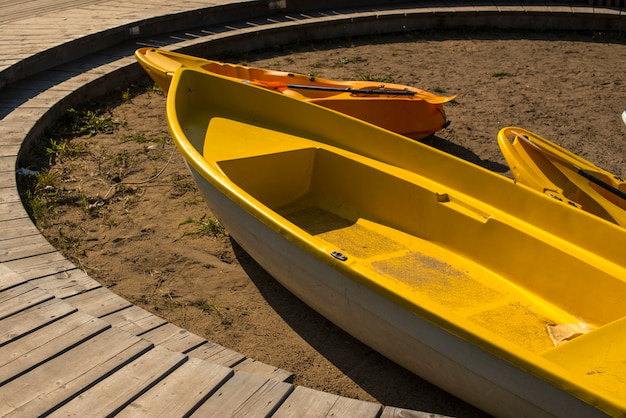 Bateau sur la plage sur le sable.