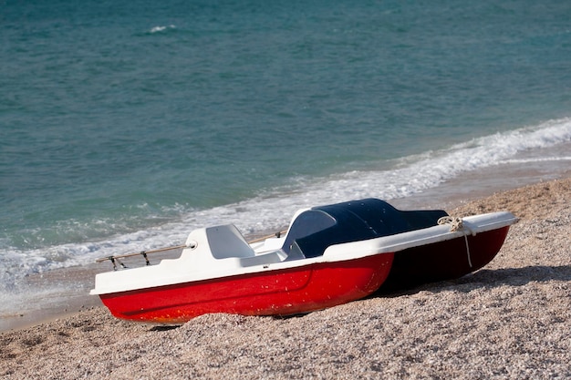 Un bateau sur une plage