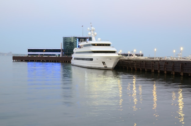 Le bateau de plaisance est amarré à l'embarcadère du boulevard de Bakou le soir