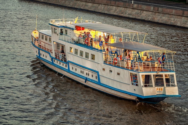 Bateau de plaisance avec des gens se reposant sur la rivière.