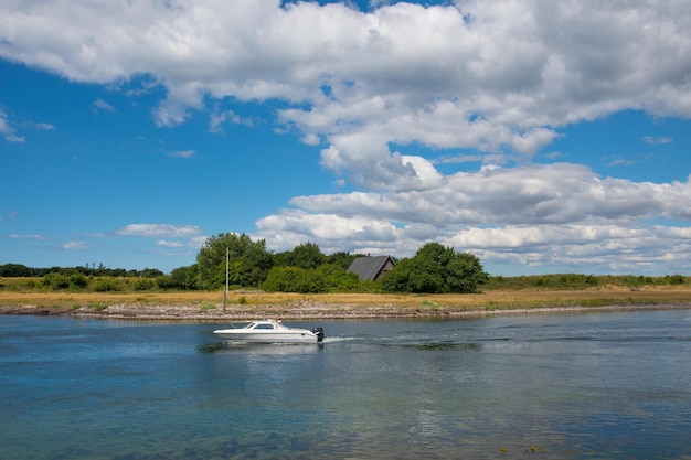 Bateau de plaisance naviguant sur l'île de Dybso dans la campagne danoise