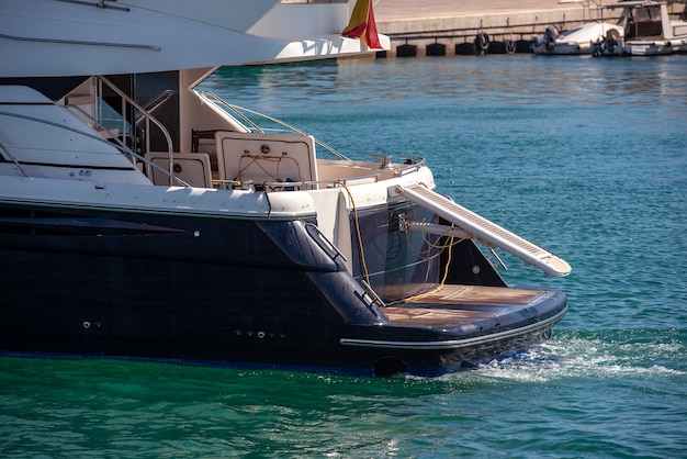 Bateau de plaisance naviguant sur la mer