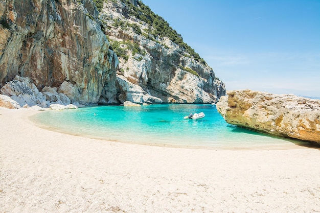 Bateau pneumatique à Cala Mariolu Sardaigne