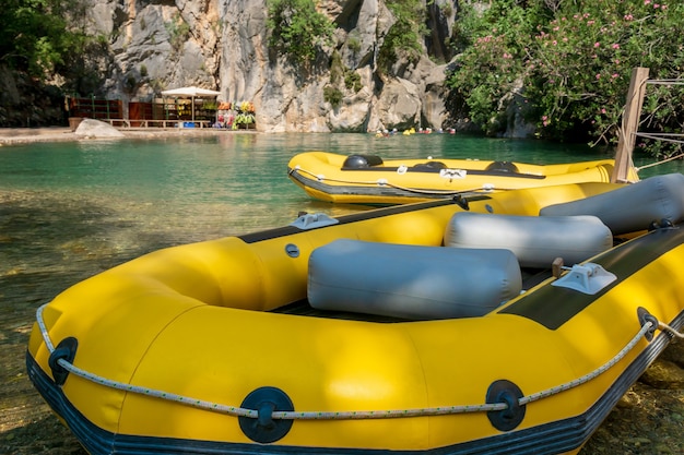 Bateau pneumatique jaune pour le rafting sur la rivière Repos actif dans les montagnes dans la nature