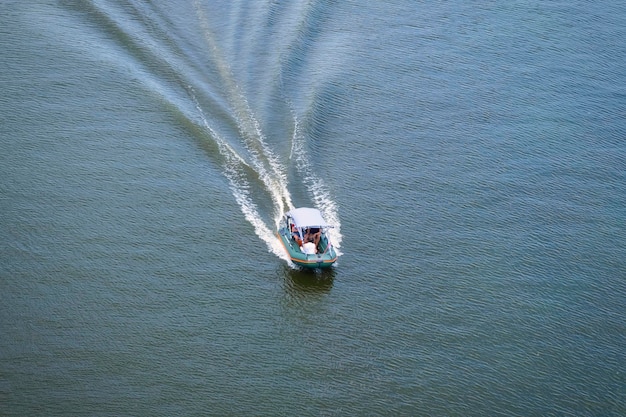 Bateau pneumatique à moteur avec des personnes flottant sur la rivière Vue de dessus