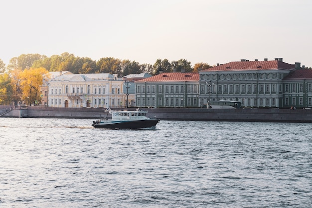 Bateau de police sur la rivière Neva Saint-Pétersbourg Septembre