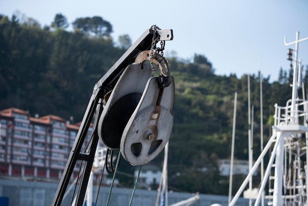 Bateau à poulie pour ramasser les filets