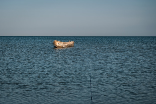 bateau près de la côte Colombie plage