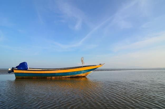 Bateau près de la plage quand le soleil se couche