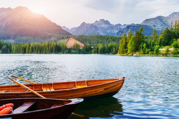 Bateau sur le quai entouré de montagnes. Fantastiques Shtrbske Pleso Hautes Tatras. Slovaquie