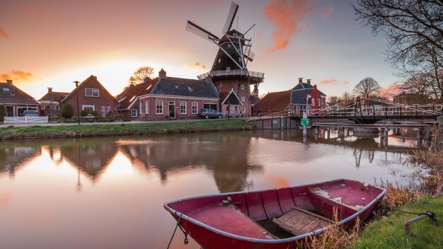 Photo un bateau qui est assis devant un moulin à vent