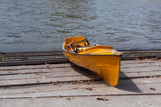 Bateau à rames au bord de la rivière Tiger Argentine