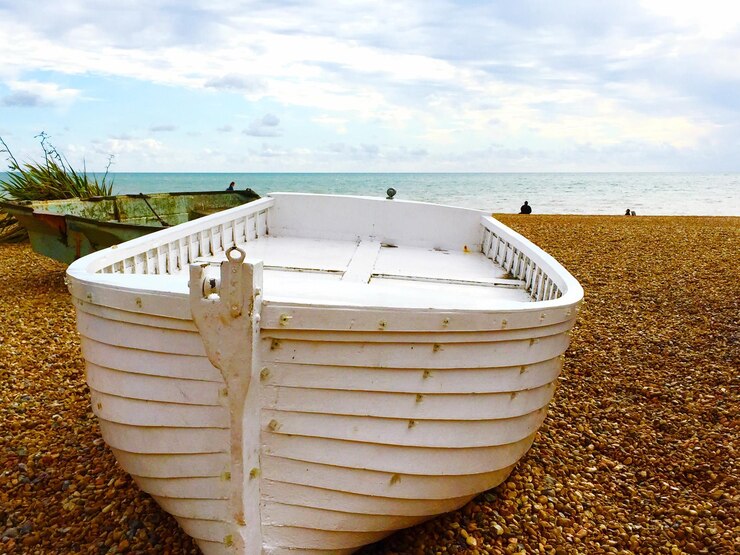 Photo un bateau à rames sur la plage contre le ciel