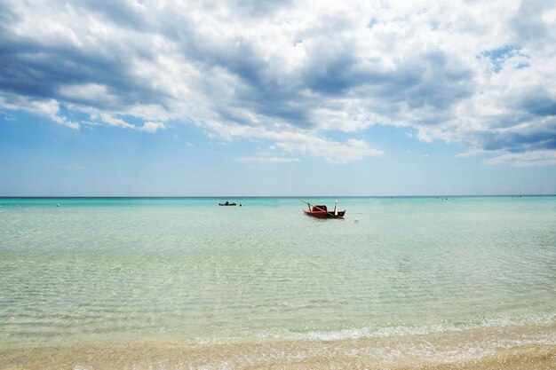 Bateau à rames de sauvetage sur la mer contre un ciel nuageux et ensoleillé Belle vue Eau cristalline Paradise beach