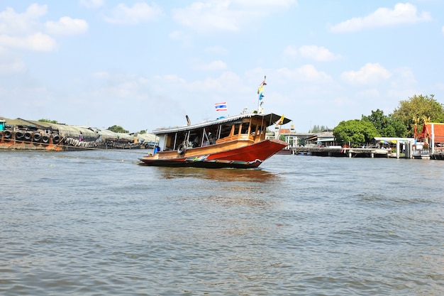 Bateau sur la rivière Chao Phraya, Nonthaburi, Thaïlande.