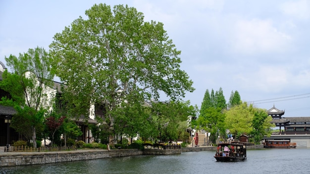 Un bateau sur la rivière à wuxi