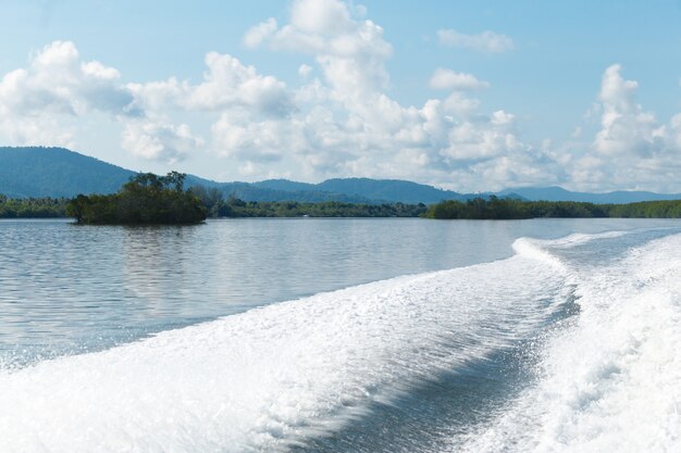 Bateau sur la rivière